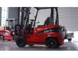 CPD-15 electric forklift - workshop view