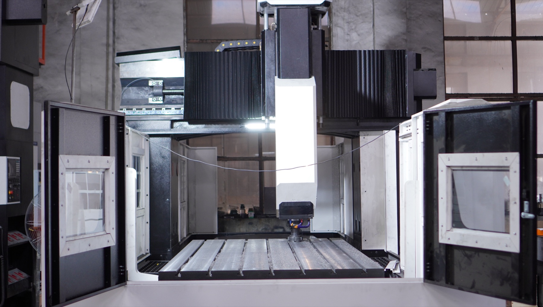 CNC machine worktable and gantry structure