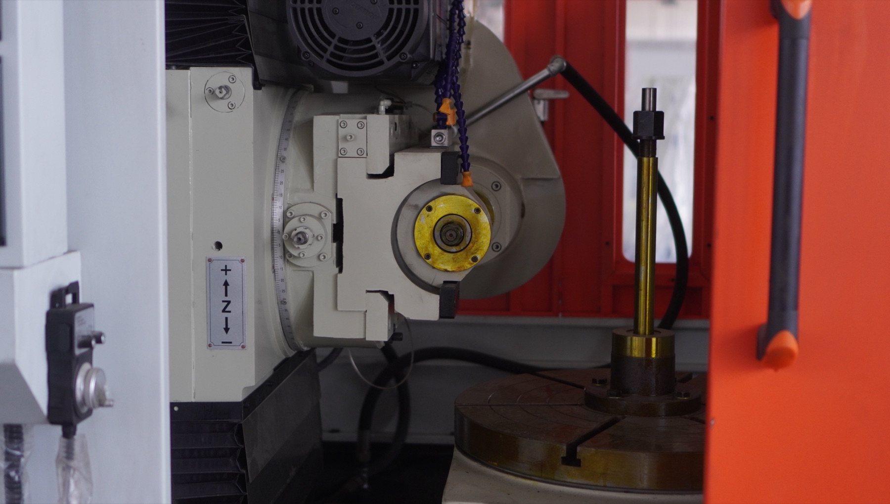 YK3180 CNC Gear Hobbing Machine - cutting area