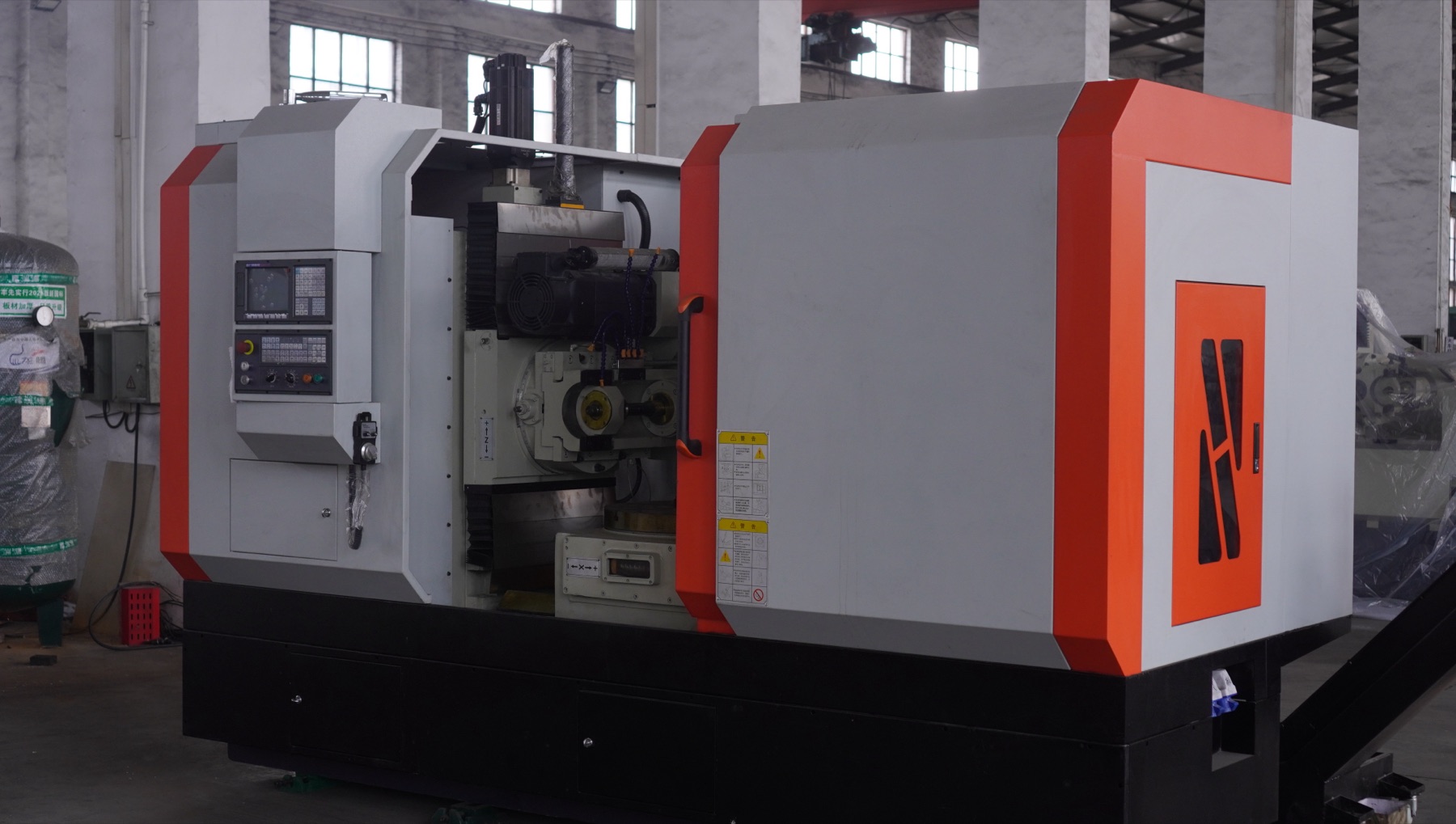 YK3180 CNC Gear Hobbing Machine - open enclosure